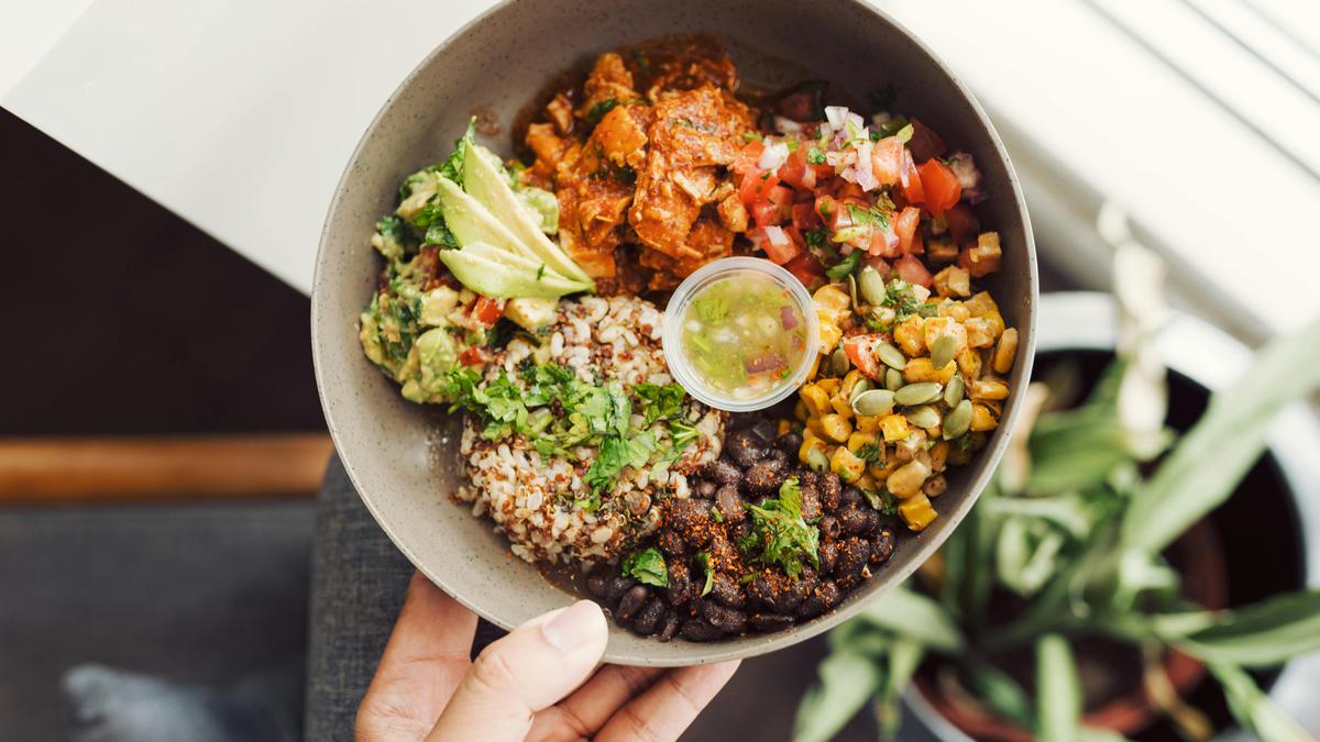 Resep Quinoa Salad dengan Kacang Merah dan Herbs Segar yang Mudah Dibuat untuk Menu Sehari-hari