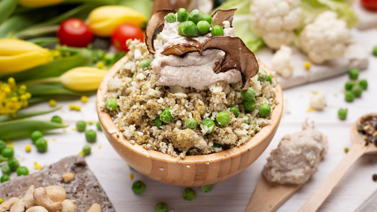 Cara Membuat Menu Sehat dengan Freekeh Bowl yang Lezat, Lengkap dengan Sayur Panggang dan Saus Tahini