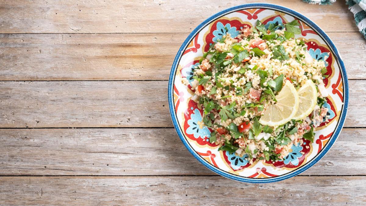 Resep Couscous Bowl Sayur dengan Saus Lemon Tahini, Solusi Menu Sehat Simpel untuk Hari yang Sibuk