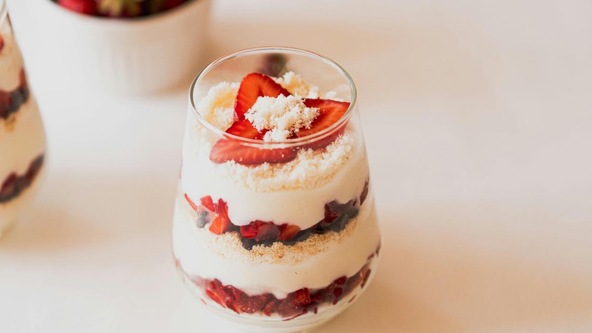 Cara Praktis Membuat Berry Yogurt Parfait Layered