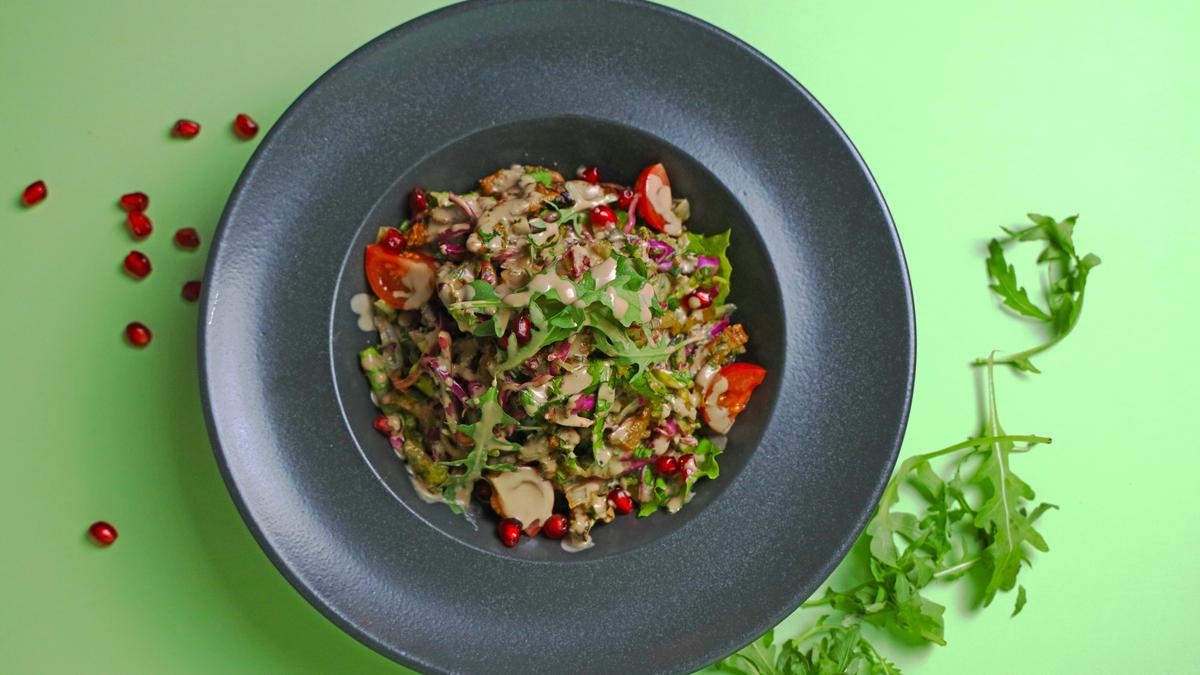Resep Salad Barley Hangat dengan Sayur Panggang dan Lemon Dressing untuk Menu Sehari-hari