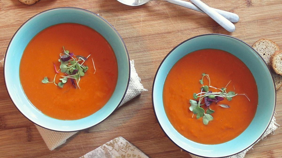 Resep Sup Tomat Roasted Paprika dengan Rasa Smoky yang Hangat dan Lezat