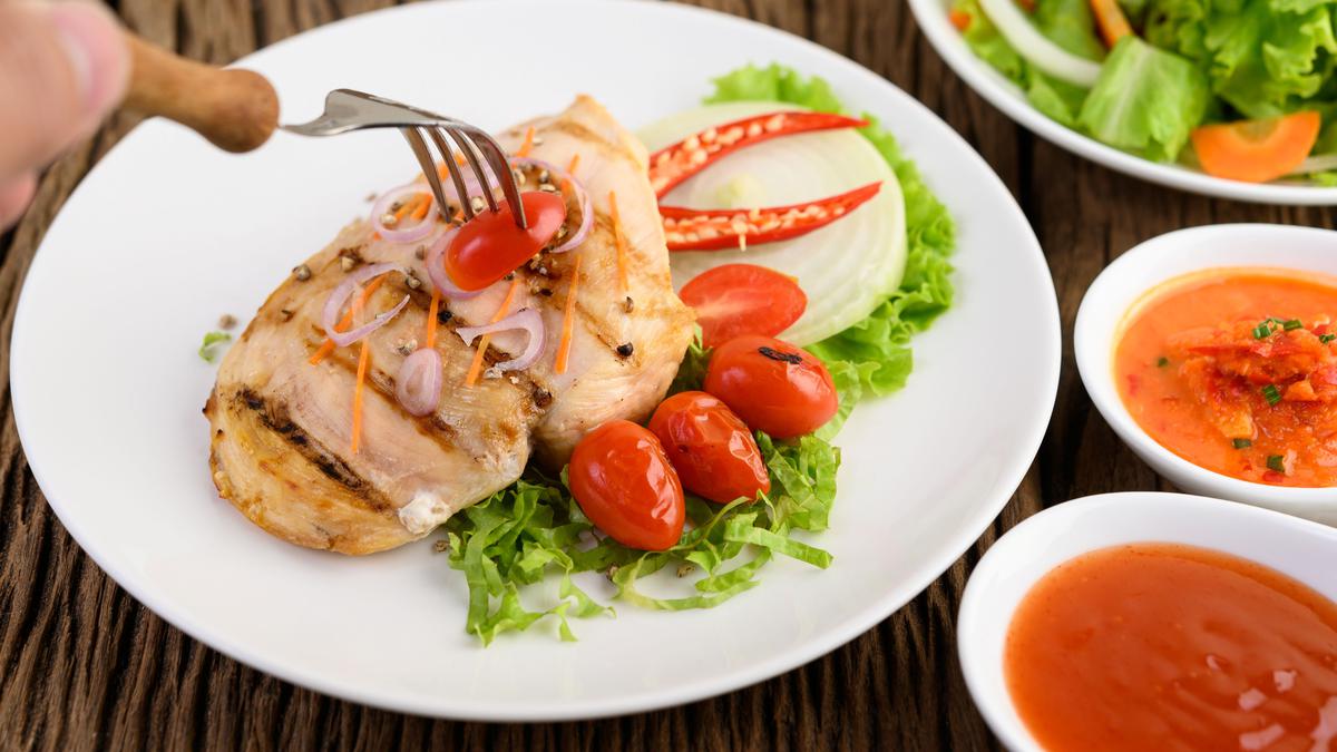 Resep Salad Ayam Panggang dengan Saus Yogurt yang Rendah Lemak untuk Camilan Sehat