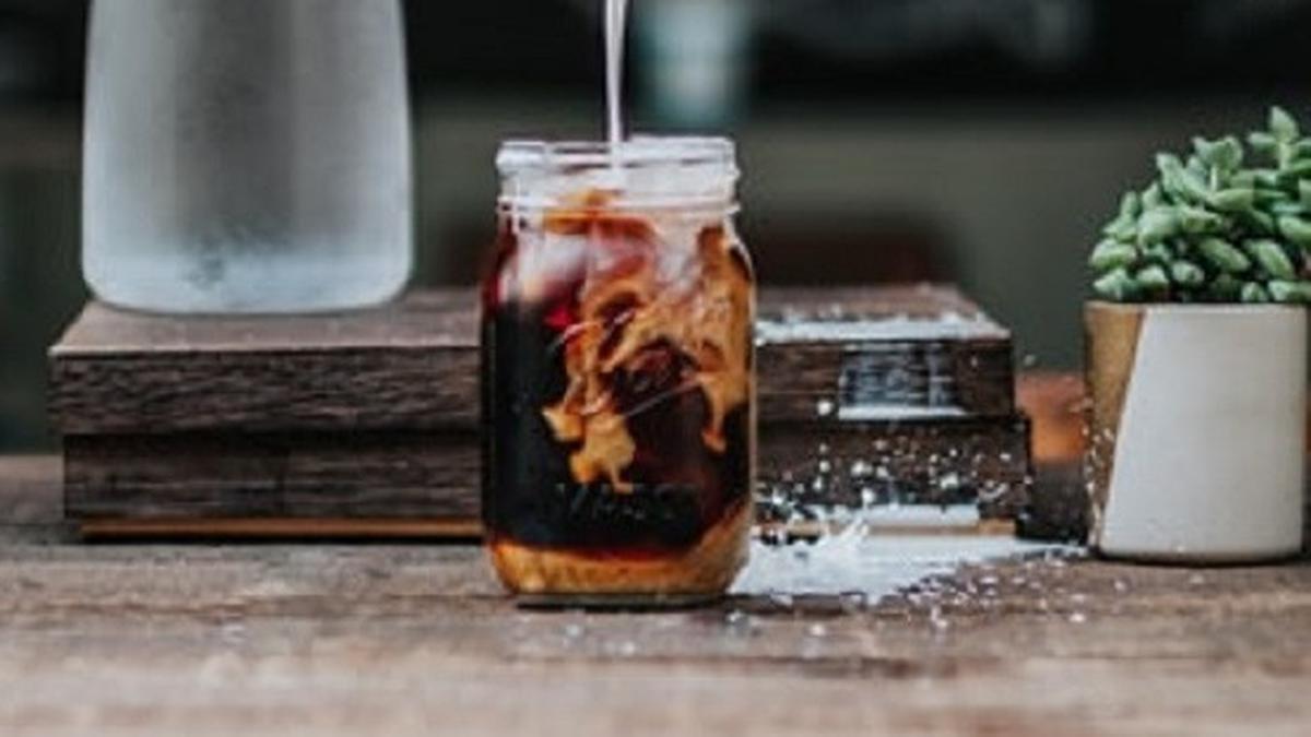 Resep Es Kopi Susu Gula Aren ala Kafe dengan Takaran Anti Gagal